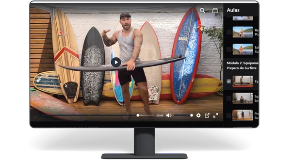 Monitor mostrando uma aula sobre tipos de prancha na plataforma do curso